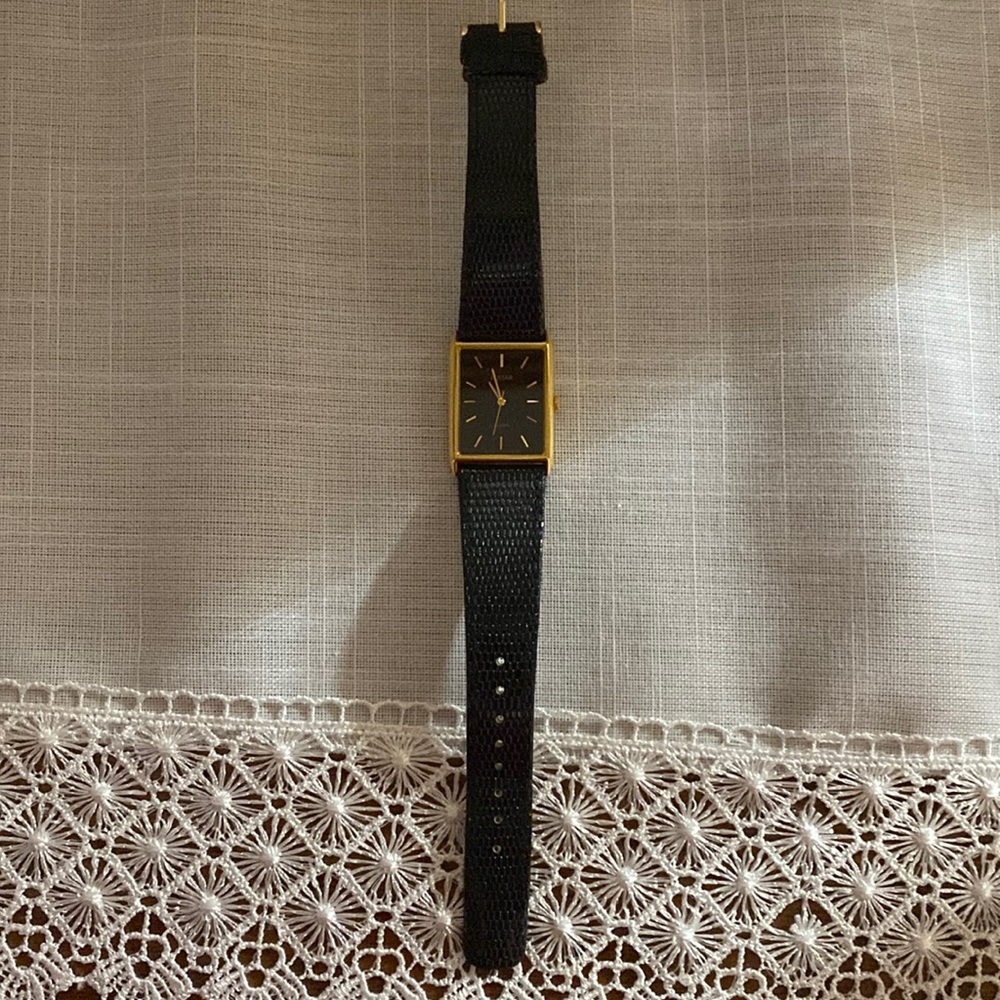 Mens Pulsar Watch. In excellent condition, worn once. It does need a battery.